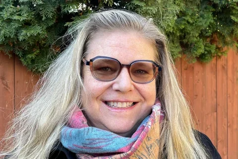 Woman with blond hair and glasses