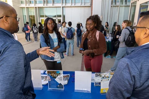 Med students chat with premeds at coffee chat