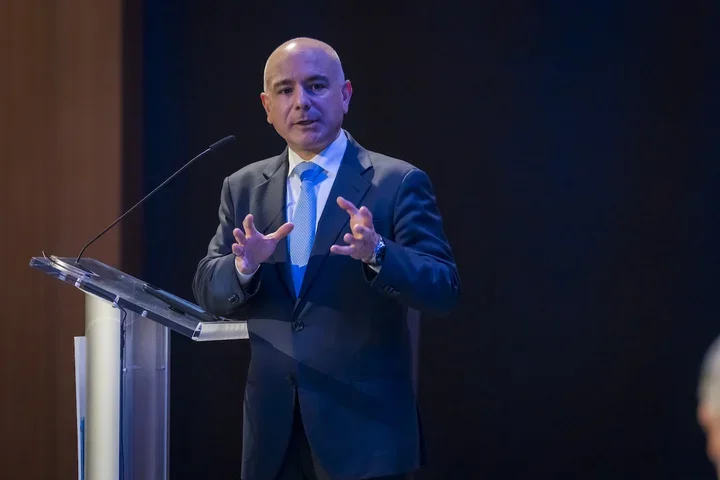 Eric Esrailian, professor of medicine, speaking at a podium.