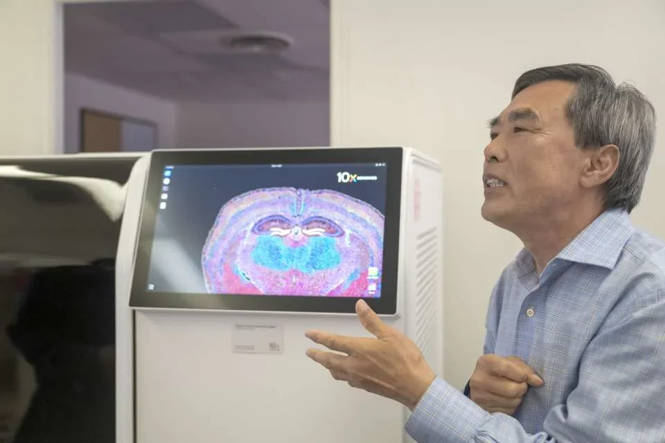 Dr. Xinmin Li demonstrates a spatial transcriptome analysis tool