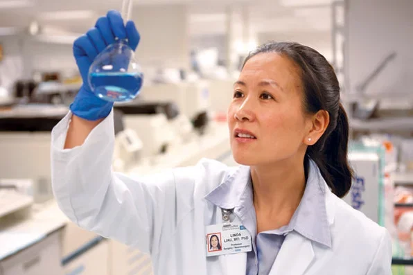 2019-medical-school-linda-liau-fighting-tumors-in-research-lab