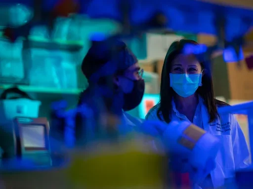 Mentor and Trainee working in a lab 