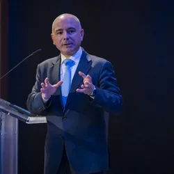 Eric Esrailian, professor of medicine, speaking at a podium.