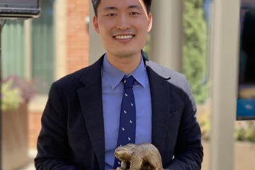 UCLA anesthesiologist Dr. Jason Lee, pictured with his teacher of the year award 