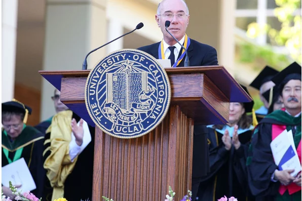 2002-david-geffen-speaks-at-the-medical-school