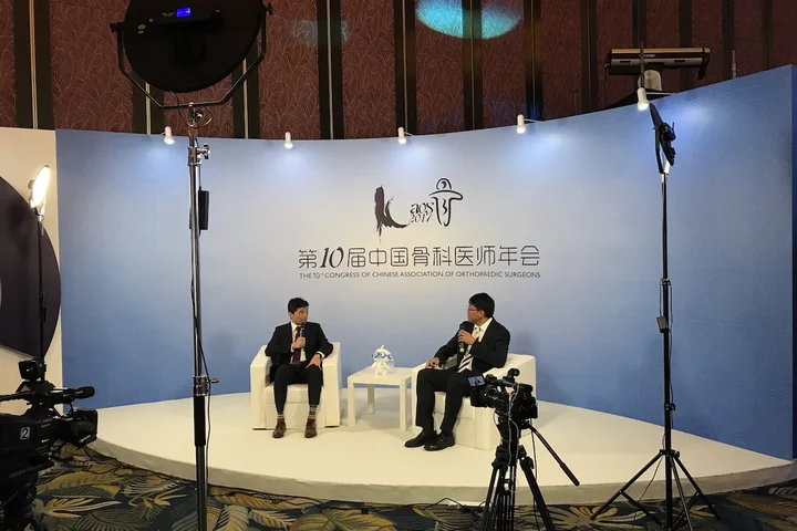 Physiatrist Dr. Allen Chen, pictured here speaking at a Chinese conference 