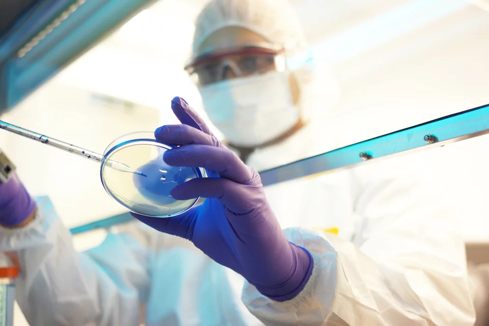 A lab technician conduction a diagnostic test