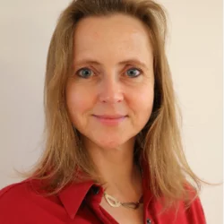 Claudia Kemper Headshot