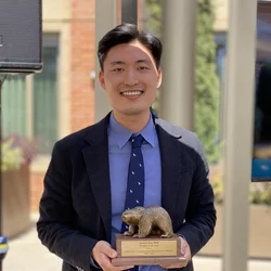 UCLA anesthesiologist Dr. Jason Lee, pictured with his teacher of the year award 